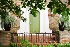 Charming, Quiet Apartment in the Heart of Montrose